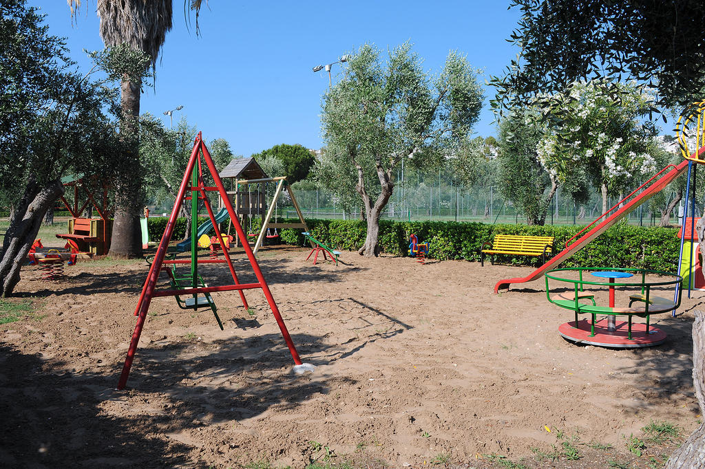 Villaggio Turistico Camping Parco Degli Ulivi Peschici Exterior foto